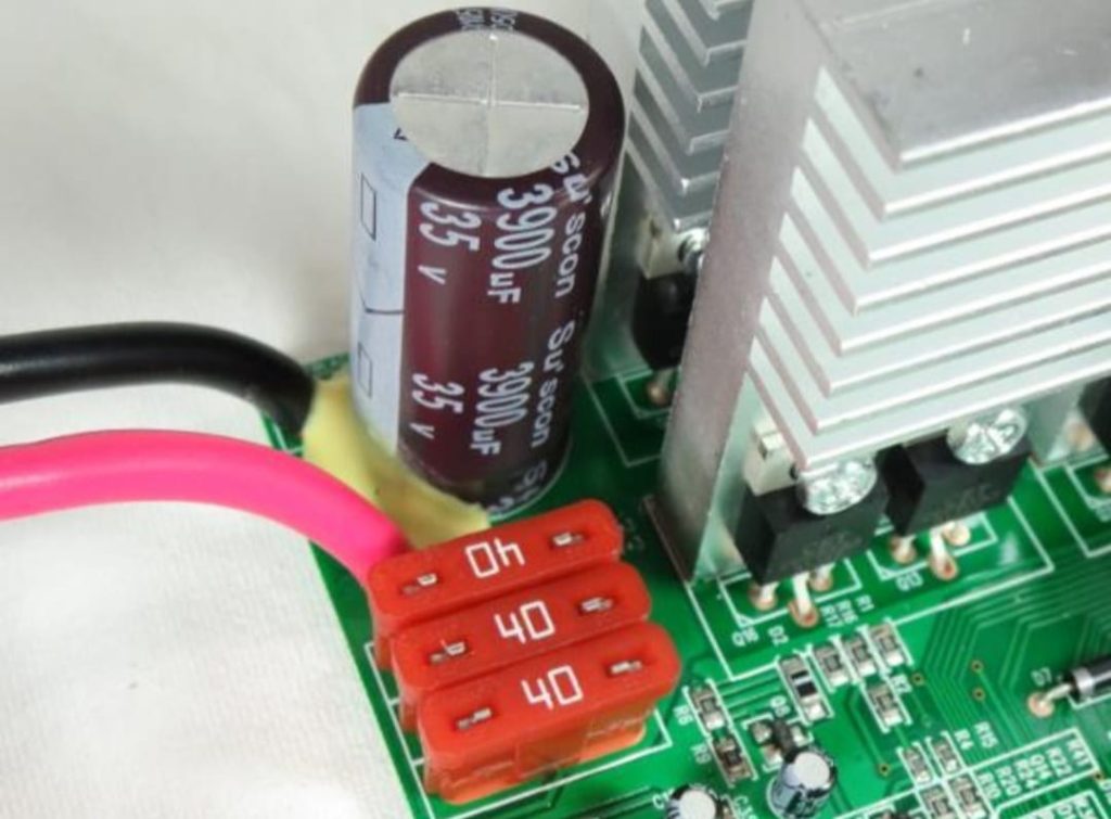 عملکرد خازن AC الکترولیتی در یو پی اس